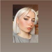 Ragazza per aiuto compiti e studio per qualsiasi età